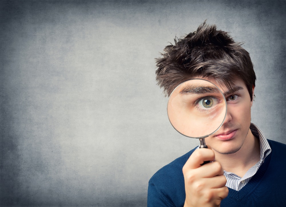 Man met vergrootglas